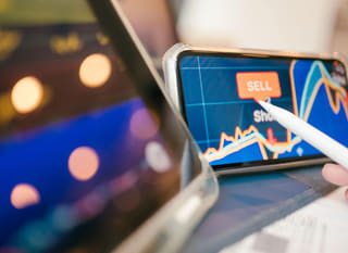 Operatore che analizza opzioni su Bitcoin, Ethereum e forex su più mercati